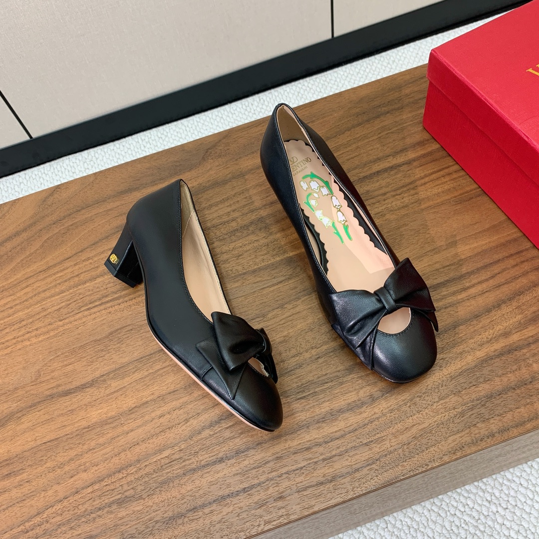Valent*no新品蝴蝶结单鞋立体镂空蝴蝶结装饰灵动又温柔方跟设计舒适度超好搭配甜美又温柔材质鞋面采用