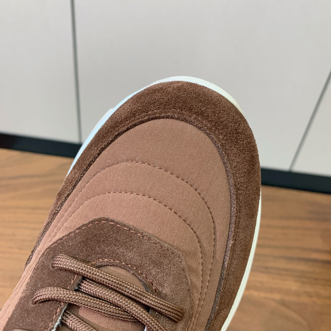 【Loro Piana】男款休闲运动鞋。简约时尚，鞋面采用牛反绒拼布。羊皮垫脚。定制大底。
码数：39-