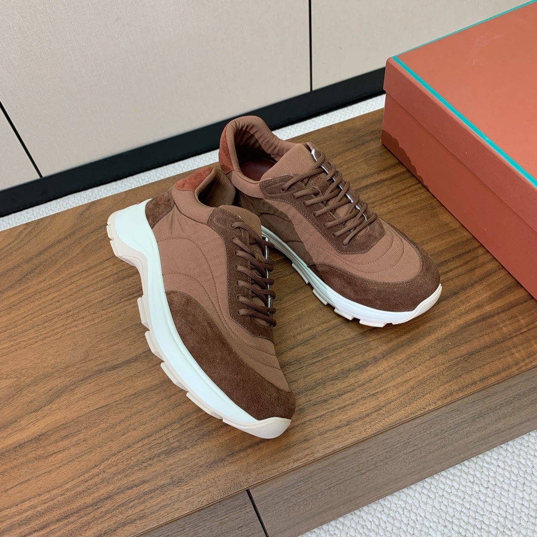 【Loro Piana】男款休闲运动鞋。简约时尚，鞋面采用牛反绒拼布。羊皮垫脚。定制大底。
码数：39-