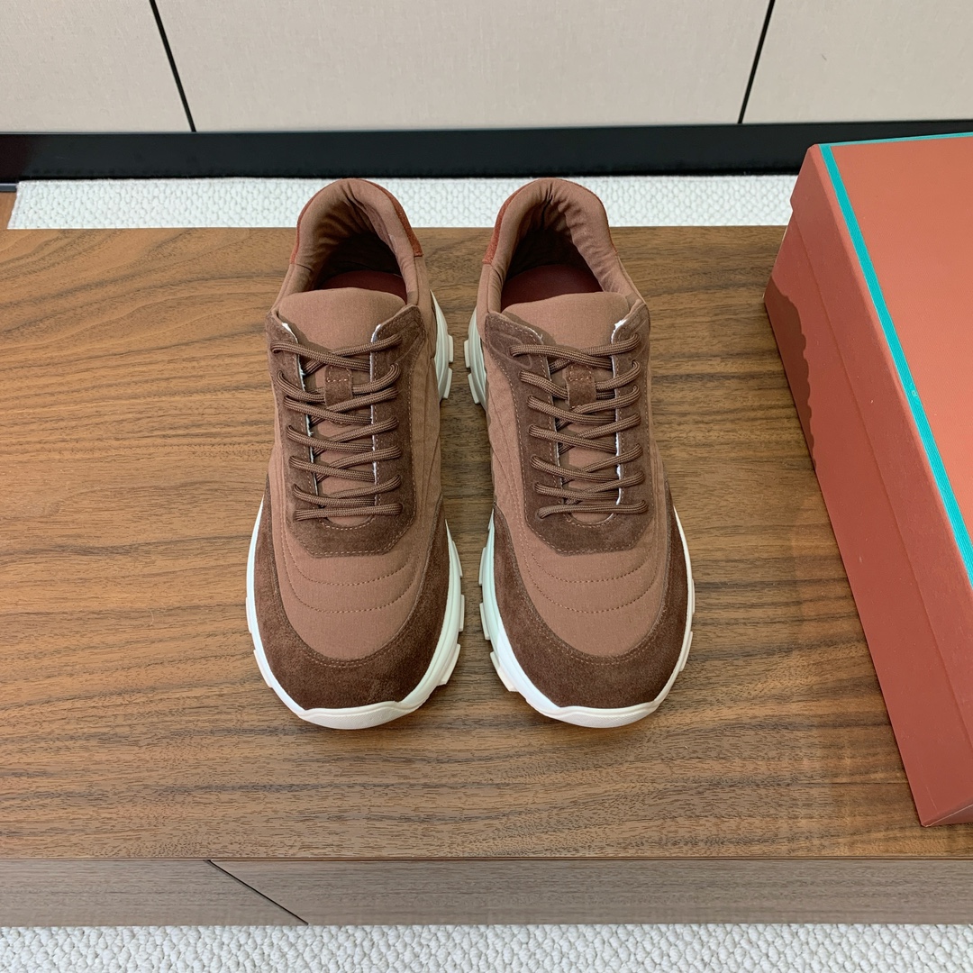 【Loro Piana】男款休闲运动鞋。简约时尚，鞋面采用牛反绒拼布。羊皮垫脚。定制大底。
码数：39-