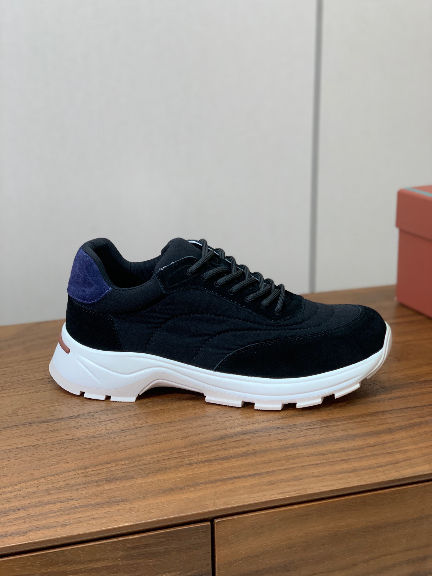【Loro Piana】男款休闲运动鞋。简约时尚，鞋面采用牛反绒拼布。羊皮垫脚。定制大底。
码数：39-