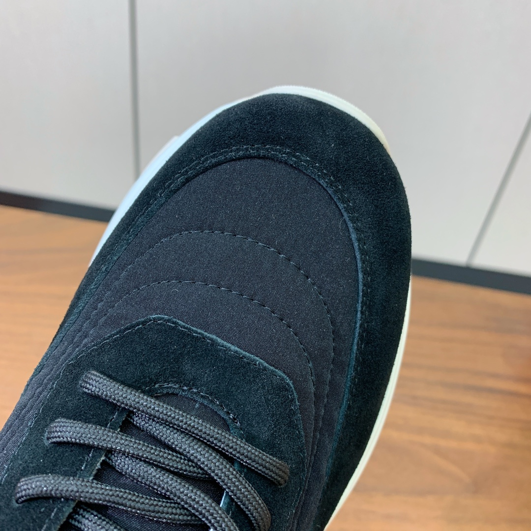 【Loro Piana】男款休闲运动鞋。简约时尚，鞋面采用牛反绒拼布。羊皮垫脚。定制大底。
码数：39-