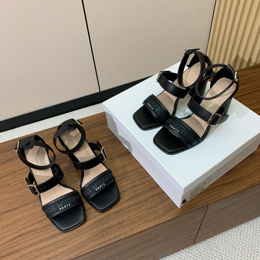 【 D*or 】三带高跟刺绣凉鞋。以时尚优雅的廓形重新演绎经典单品。采用牛皮革等材质精心制作，搭配一组可