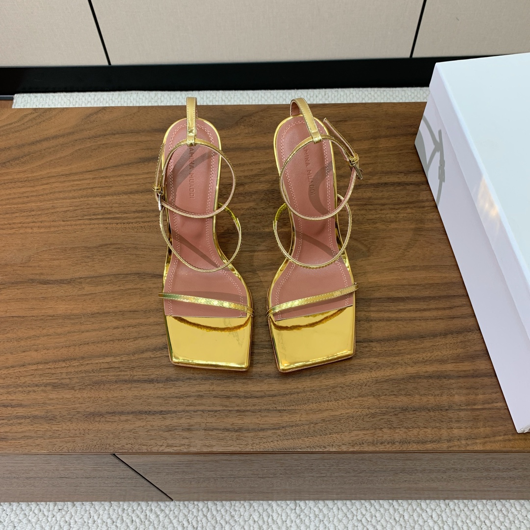 【Amina Muaddi】方头条带凉鞋。简约气质款。鞋面漆皮、镜面皮。羊皮垫脚、注塑真皮大底。跟高10