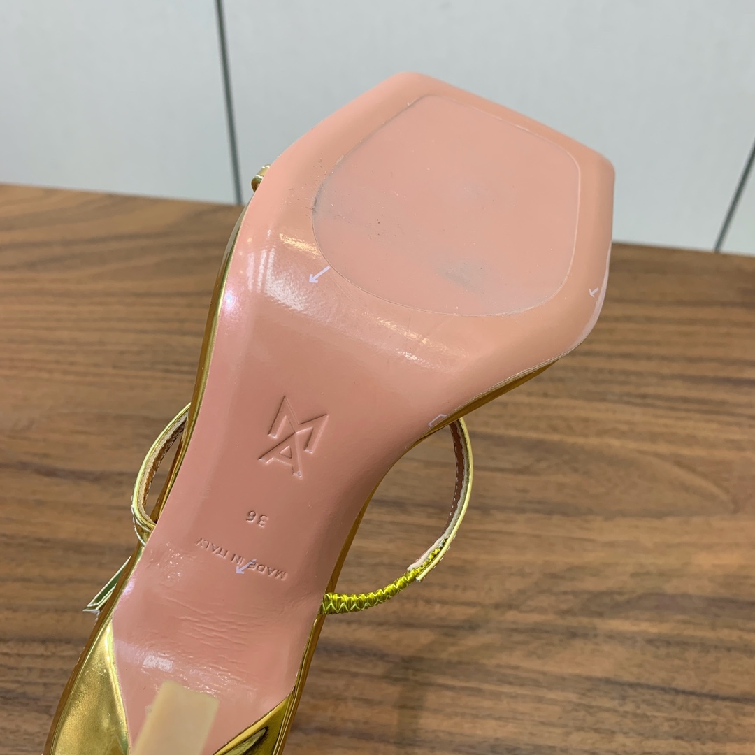 【Amina Muaddi】方头条带凉鞋。简约气质款。鞋面漆皮、镜面皮。羊皮垫脚、注塑真皮大底。跟高10