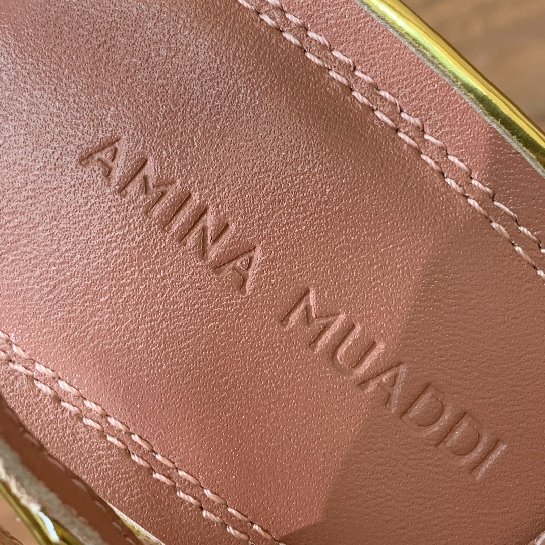 【Amina Muaddi】方头条带凉鞋。简约气质款。鞋面漆皮、镜面皮。羊皮垫脚、注塑真皮大底。跟高10