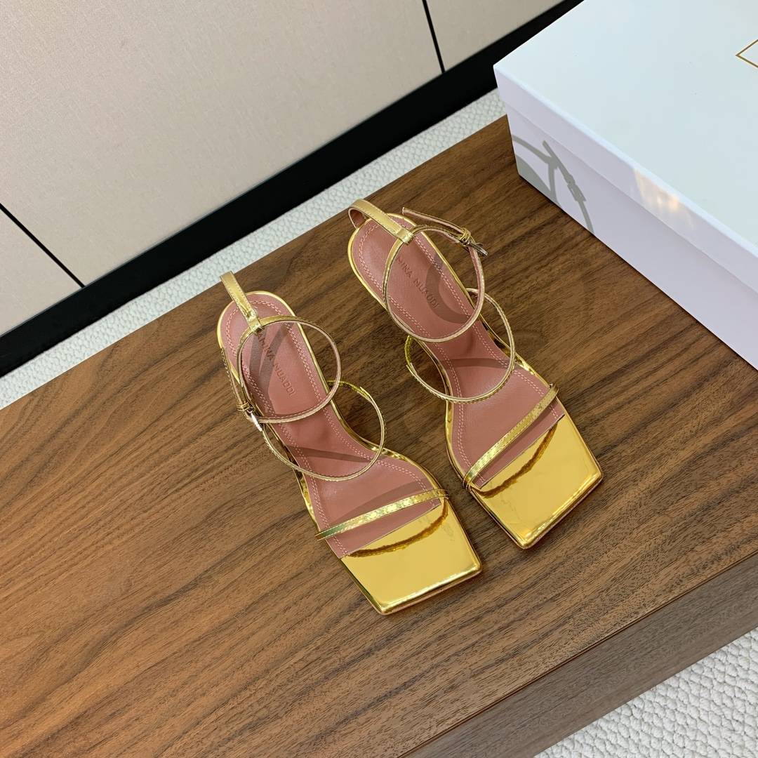【Amina Muaddi】方头条带凉鞋。简约气质款。鞋面漆皮、镜面皮。羊皮垫脚、注塑真皮大底。跟高10