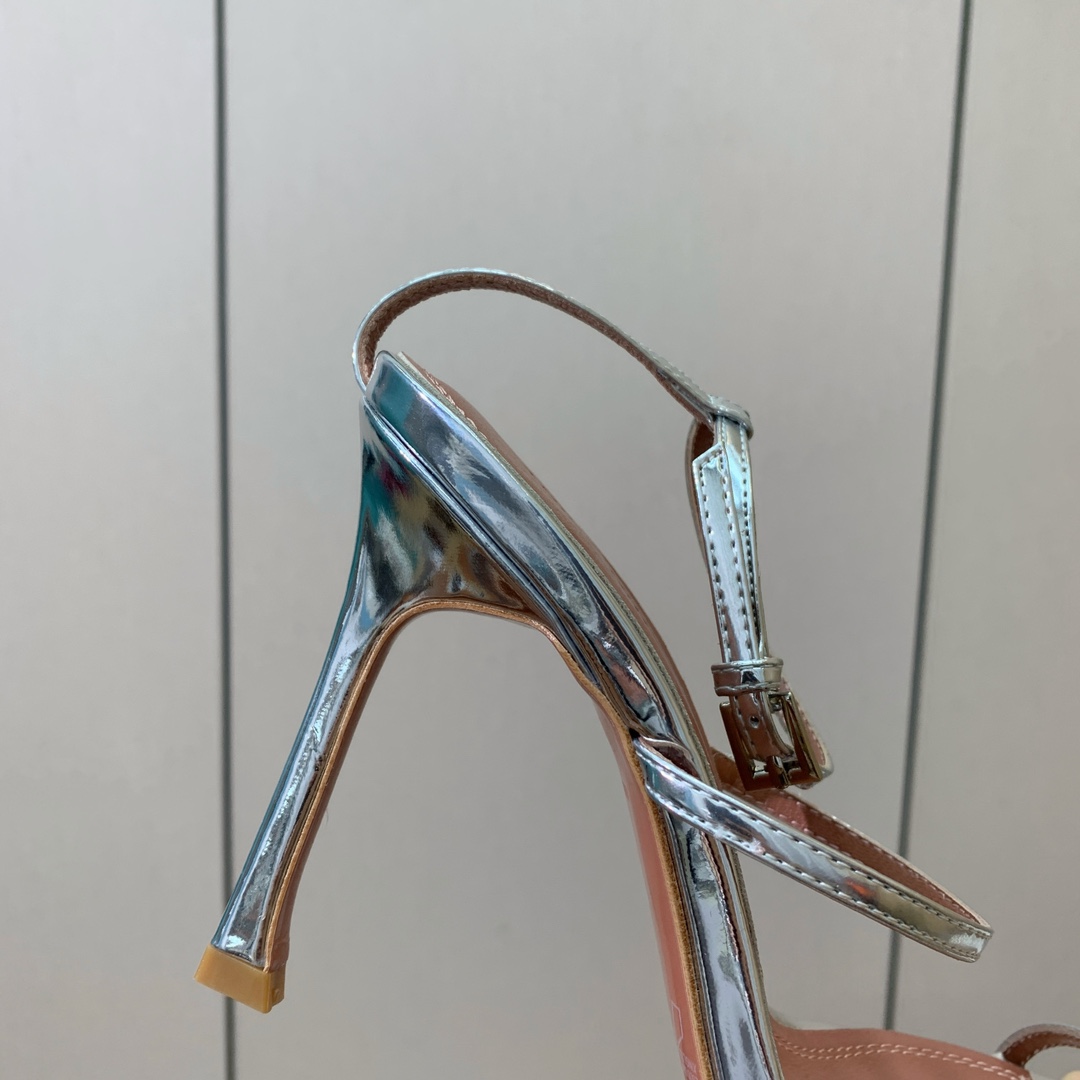 【Amina Muaddi】方头条带凉鞋。简约气质款。鞋面漆皮、镜面皮。羊皮垫脚、注塑真皮大底。跟高10