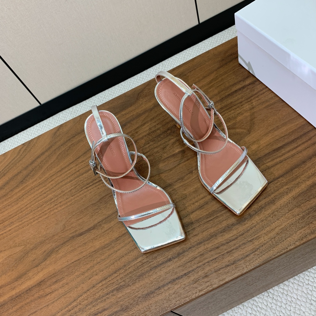 【Amina Muaddi】方头条带凉鞋。简约气质款。鞋面漆皮、镜面皮。羊皮垫脚、注塑真皮大底。跟高10
