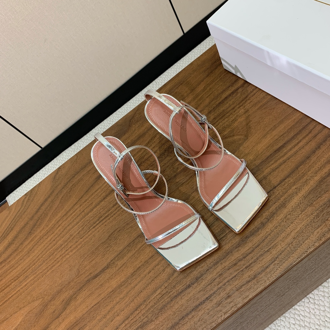 【Amina Muaddi】方头条带凉鞋。简约气质款。鞋面漆皮、镜面皮。羊皮垫脚、注塑真皮大底。跟高10