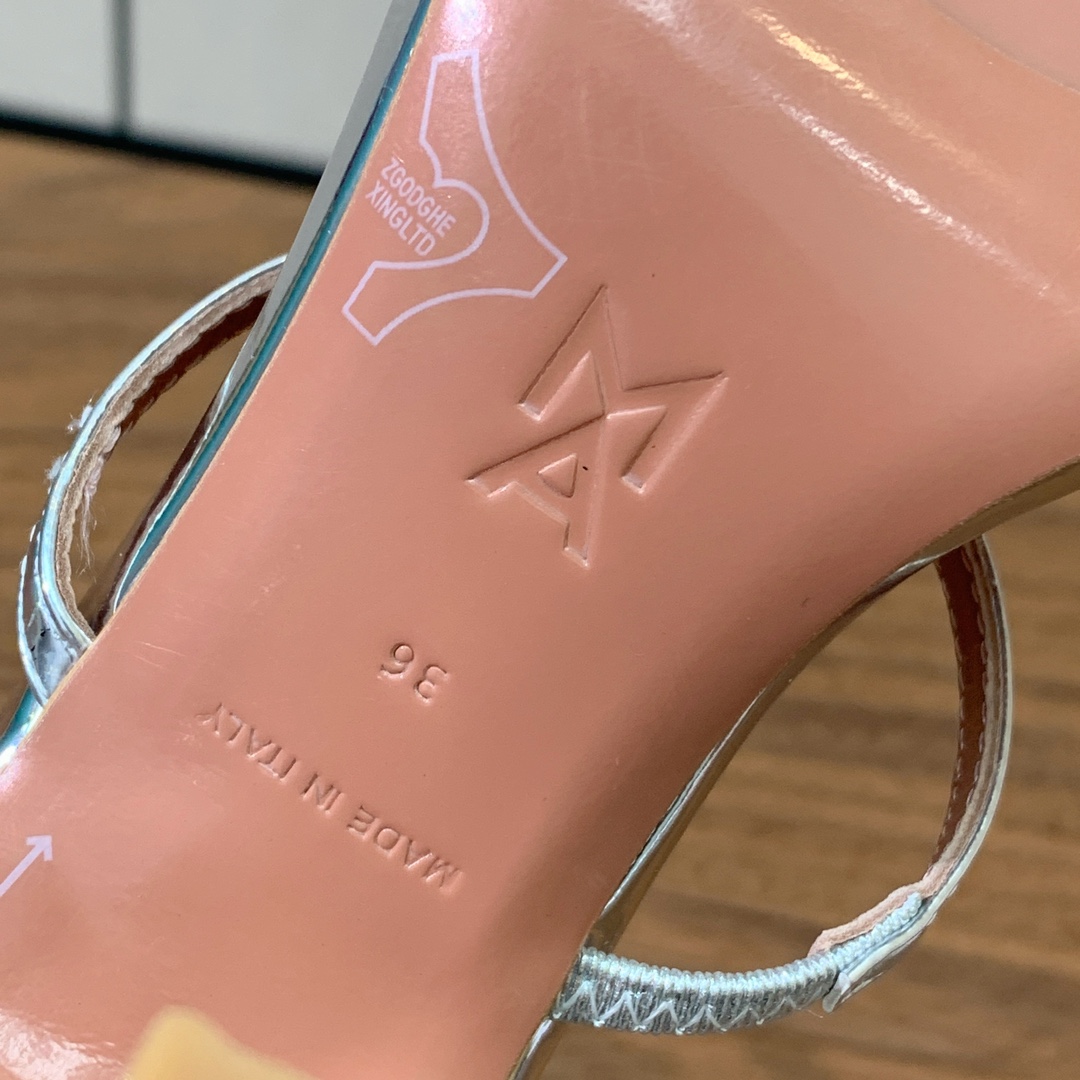 【Amina Muaddi】方头条带凉鞋。简约气质款。鞋面漆皮、镜面皮。羊皮垫脚、注塑真皮大底。跟高10