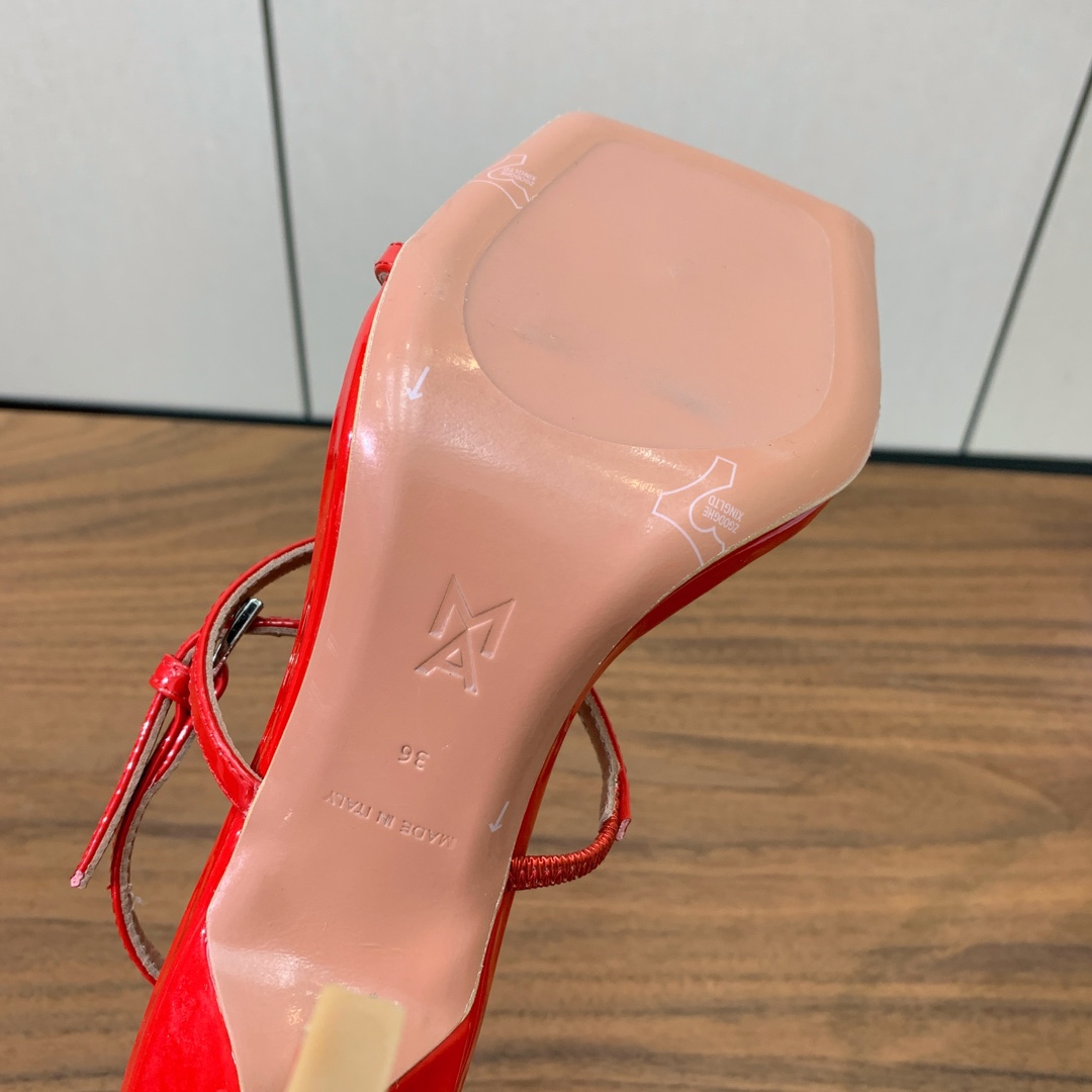 【Amina Muaddi】方头条带凉鞋。简约气质款。鞋面漆皮、镜面皮。羊皮垫脚、注塑真皮大底。跟高10