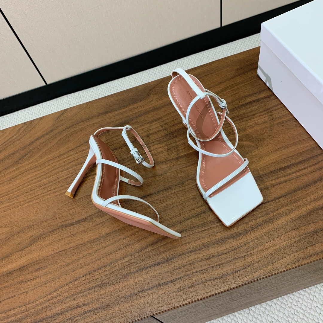 【Amina Muaddi】方头条带凉鞋。简约气质款。鞋面漆皮、镜面皮。羊皮垫脚、注塑真皮大底。跟高10