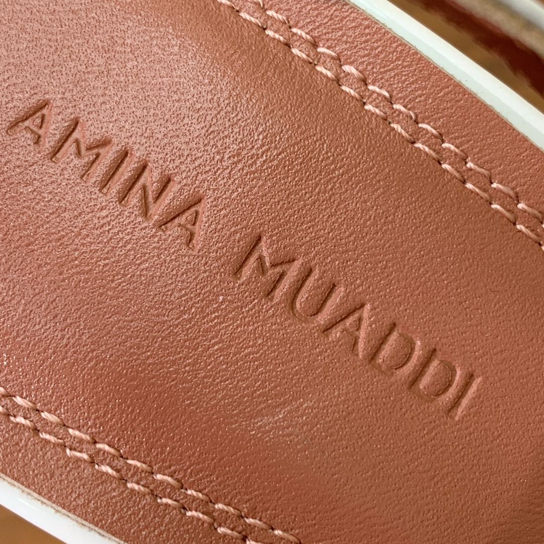 【Amina Muaddi】方头条带凉鞋。简约气质款。鞋面漆皮、镜面皮。羊皮垫脚、注塑真皮大底。跟高10
