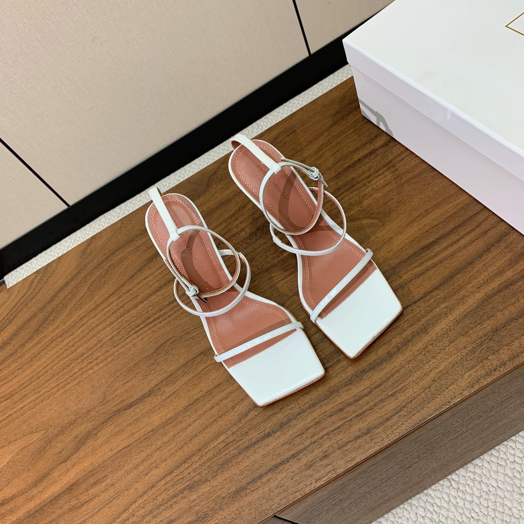 【Amina Muaddi】方头条带凉鞋。简约气质款。鞋面漆皮、镜面皮。羊皮垫脚、注塑真皮大底。跟高10
