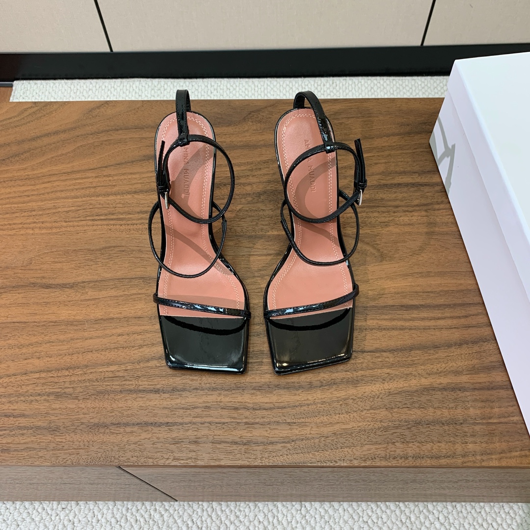 【Amina Muaddi】方头条带凉鞋。简约气质款。鞋面漆皮、镜面皮。羊皮垫脚、注塑真皮大底。跟高10
