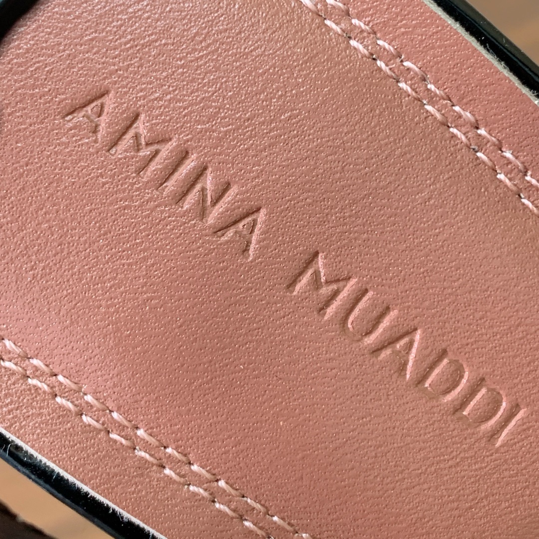 【Amina Muaddi】方头条带凉鞋。简约气质款。鞋面漆皮、镜面皮。羊皮垫脚、注塑真皮大底。跟高10