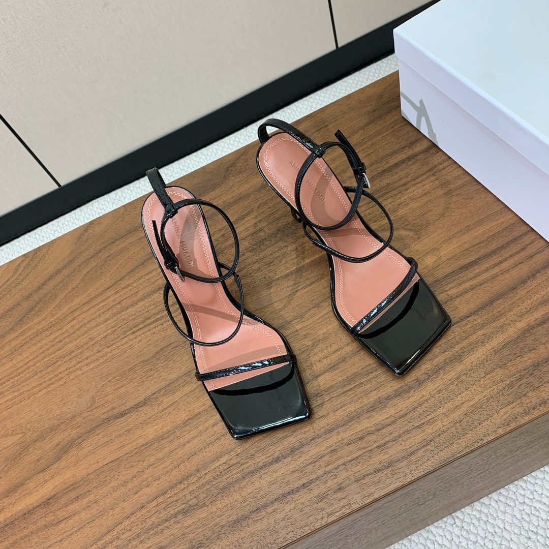 【Amina Muaddi】方头条带凉鞋。简约气质款。鞋面漆皮、镜面皮。羊皮垫脚、注塑真皮大底。跟高10