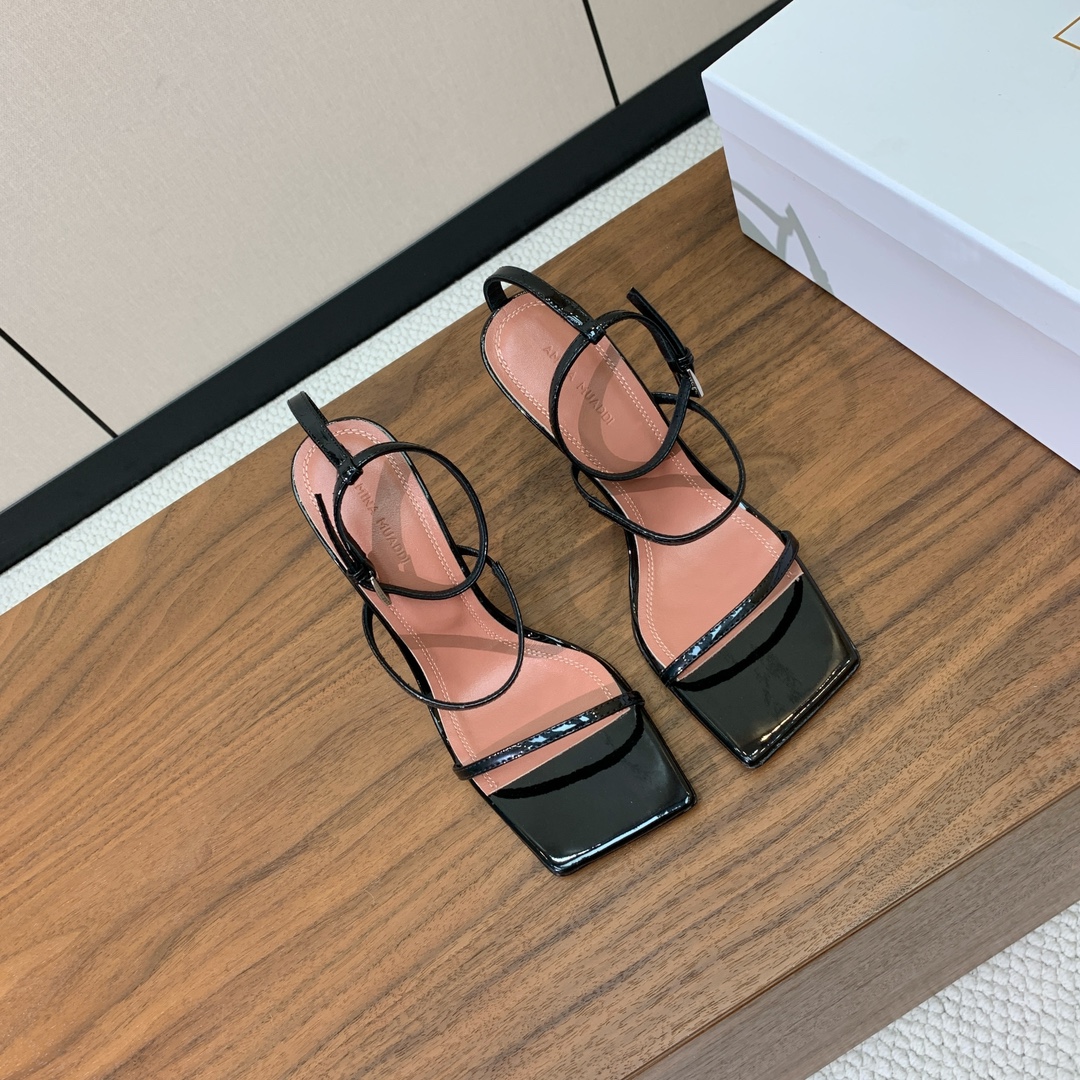 【Amina Muaddi】方头条带凉鞋。简约气质款。鞋面漆皮、镜面皮。羊皮垫脚、注塑真皮大底。跟高10