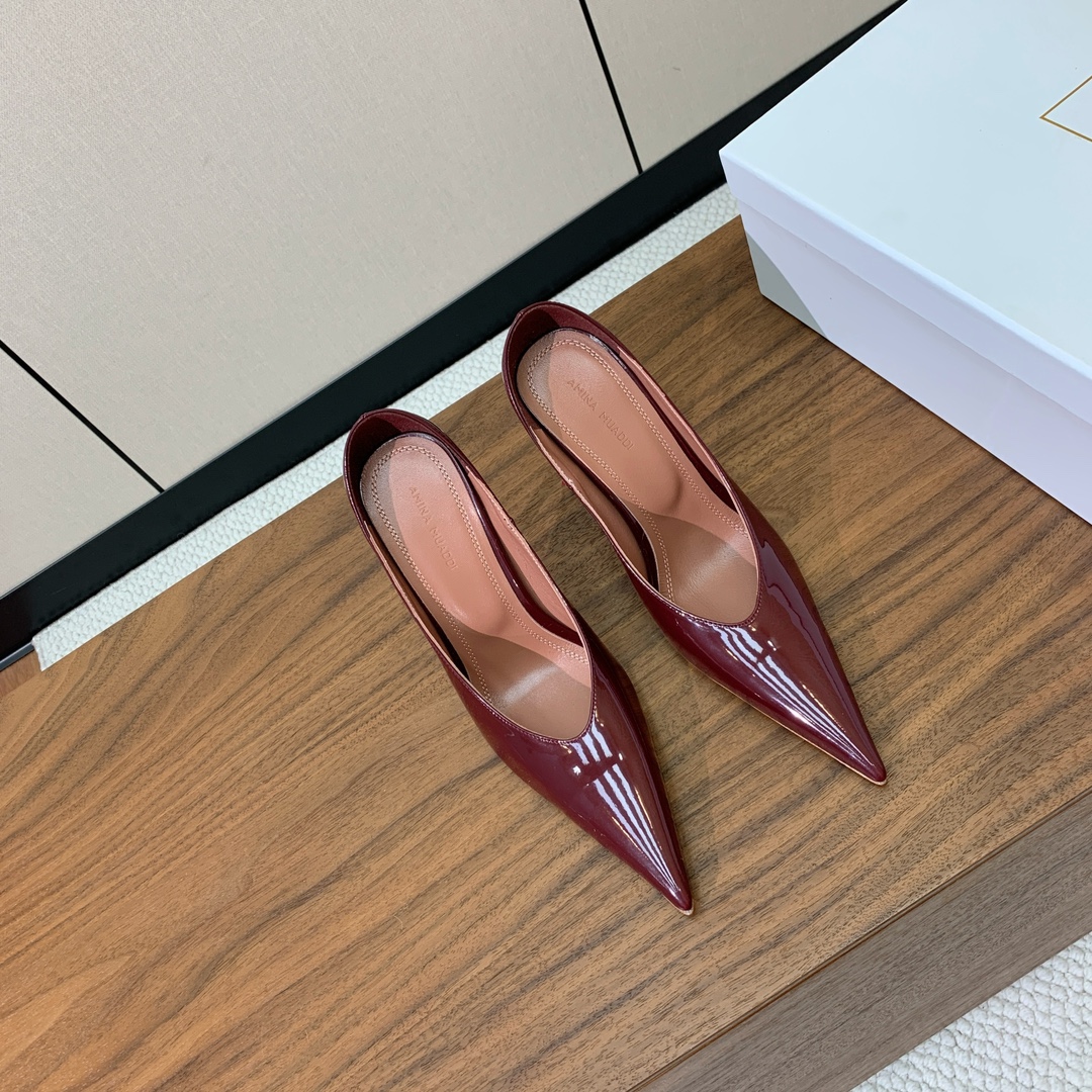 【Amina Muaddi】尖头半拖。简约气质款。鞋面漆皮，羊皮垫脚、注塑真皮大底。跟高10cm
码数：