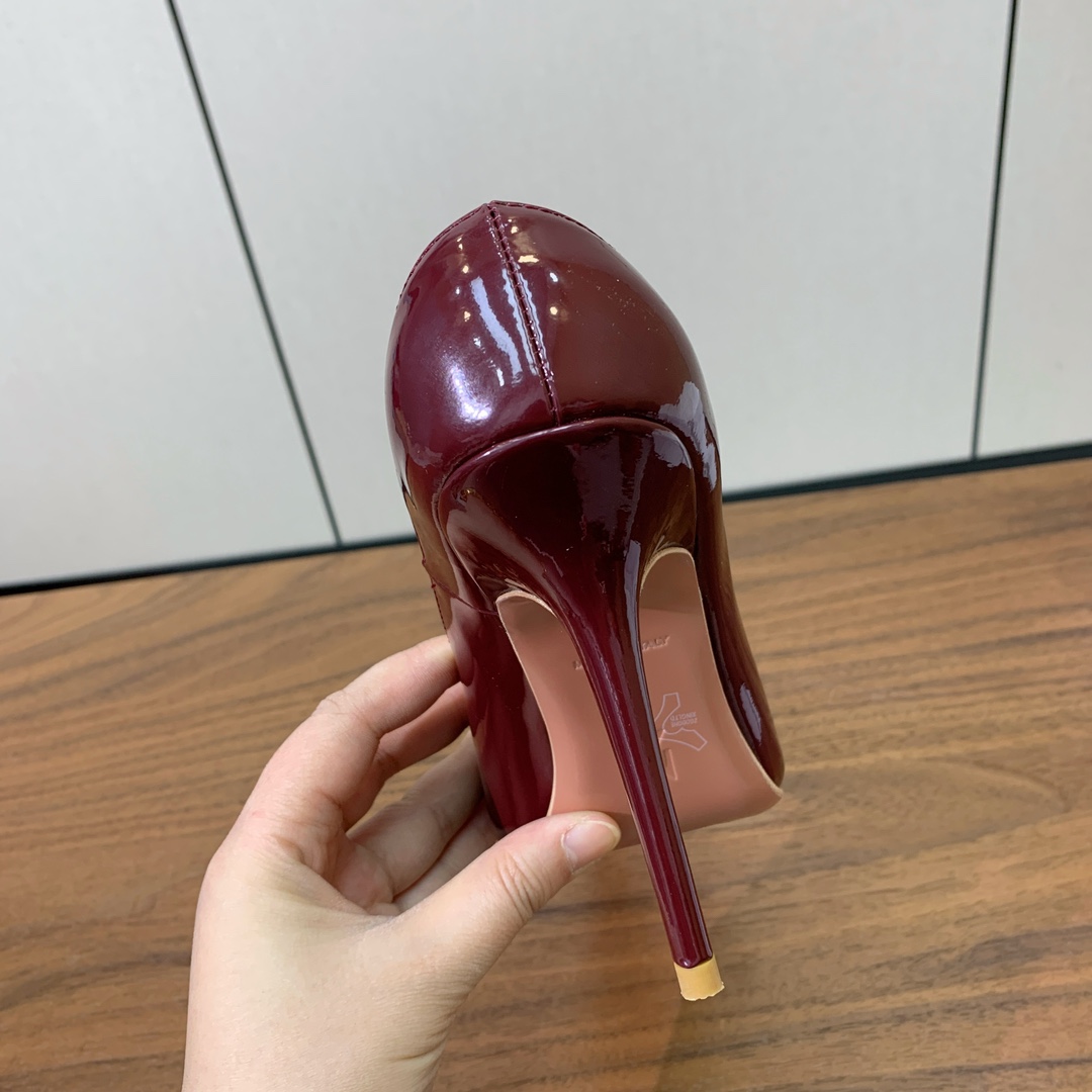 【Amina Muaddi】尖头半拖。简约气质款。鞋面漆皮，羊皮垫脚、注塑真皮大底。跟高10cm
码数：