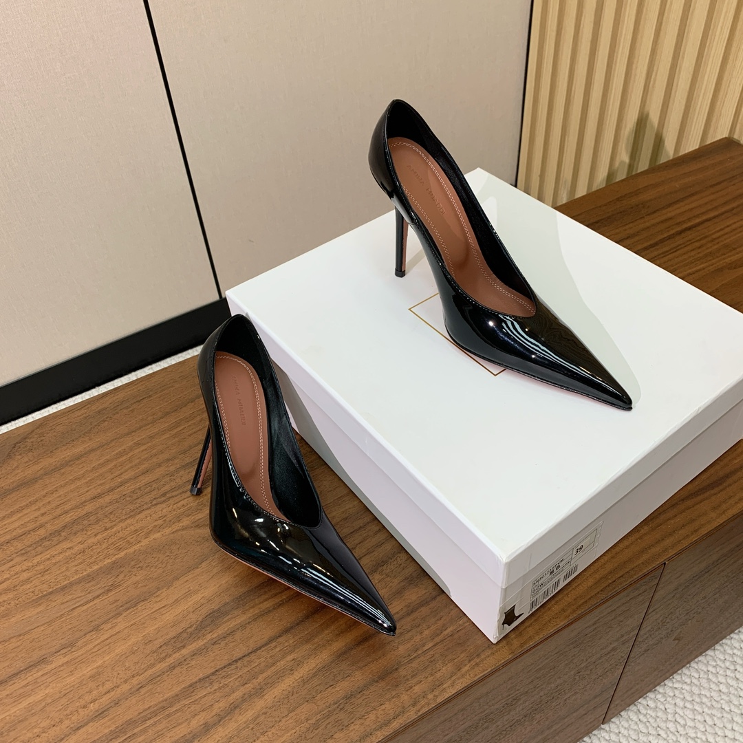【Amina Muaddi】尖头半拖。简约气质款。鞋面漆皮，羊皮垫脚、注塑真皮大底。跟高10cm
码数：