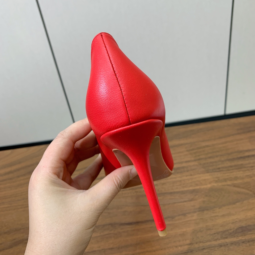 【Amina Muaddi】尖头单鞋。简约气质款。鞋面漆皮，羊皮。羊皮垫脚、注塑真皮大底。跟高10cm
