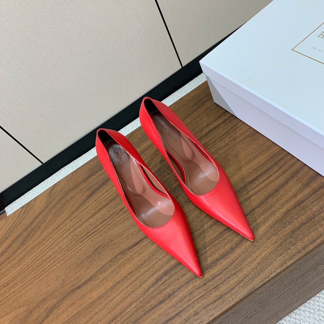 【Amina Muaddi】尖头单鞋。简约气质款。鞋面漆皮，羊皮。羊皮垫脚、注塑真皮大底。跟高10cm
