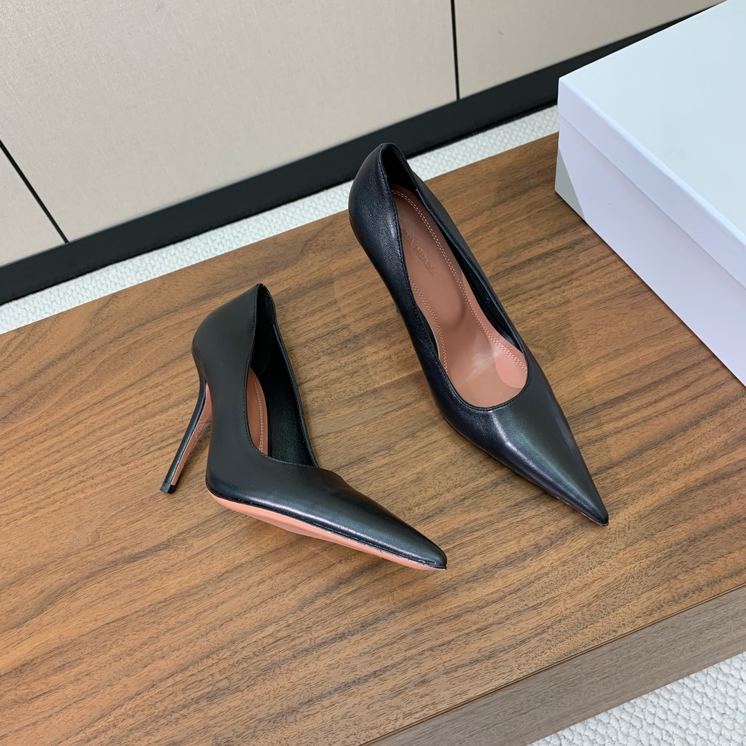 【Amina Muaddi】尖头单鞋。简约气质款。鞋面漆皮，羊皮。羊皮垫脚、注塑真皮大底。跟高10cm
