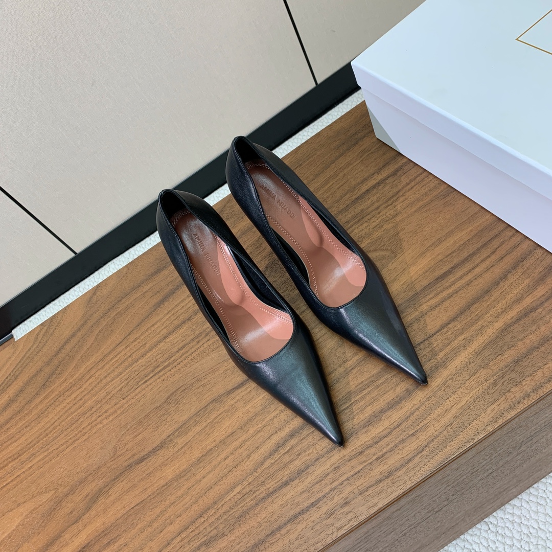 【Amina Muaddi】尖头单鞋。简约气质款。鞋面漆皮，羊皮。羊皮垫脚、注塑真皮大底。跟高10cm
