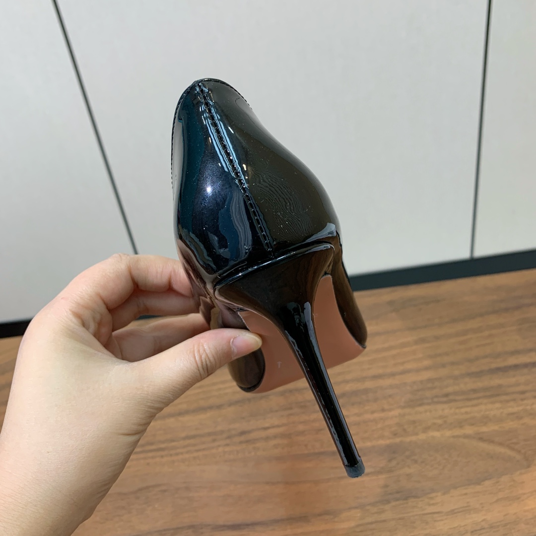 【Amina Muaddi】尖头单鞋。简约气质款。鞋面漆皮，羊皮。羊皮垫脚、注塑真皮大底。跟高10cm
