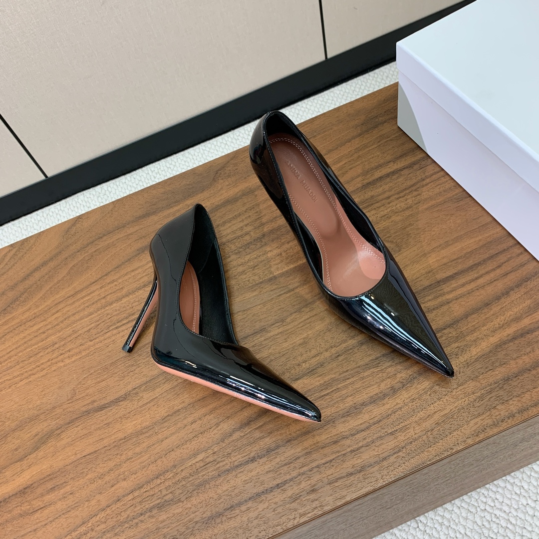 【Amina Muaddi】尖头单鞋。简约气质款。鞋面漆皮，羊皮。羊皮垫脚、注塑真皮大底。跟高10cm
