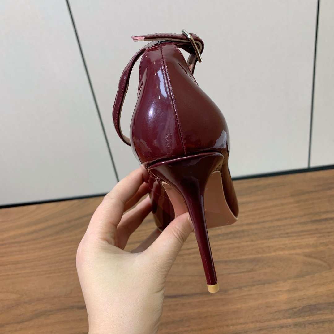 【Amina Muaddi】尖头单鞋。简约气质款。鞋面漆皮。羊皮垫脚、注塑真皮大底。跟高10cm
码数：