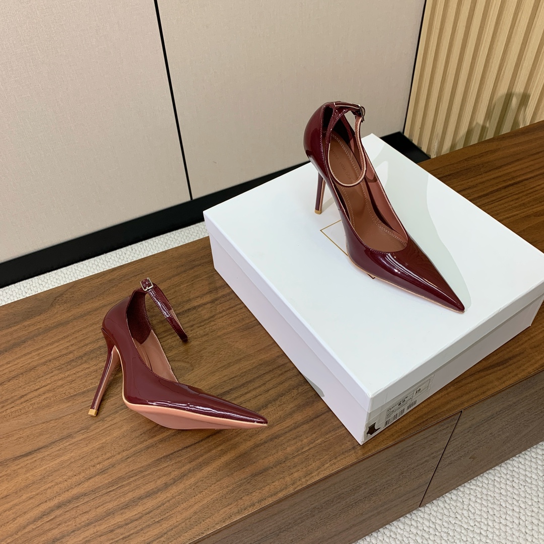 【Amina Muaddi】尖头单鞋。简约气质款。鞋面漆皮。羊皮垫脚、注塑真皮大底。跟高10cm
码数：