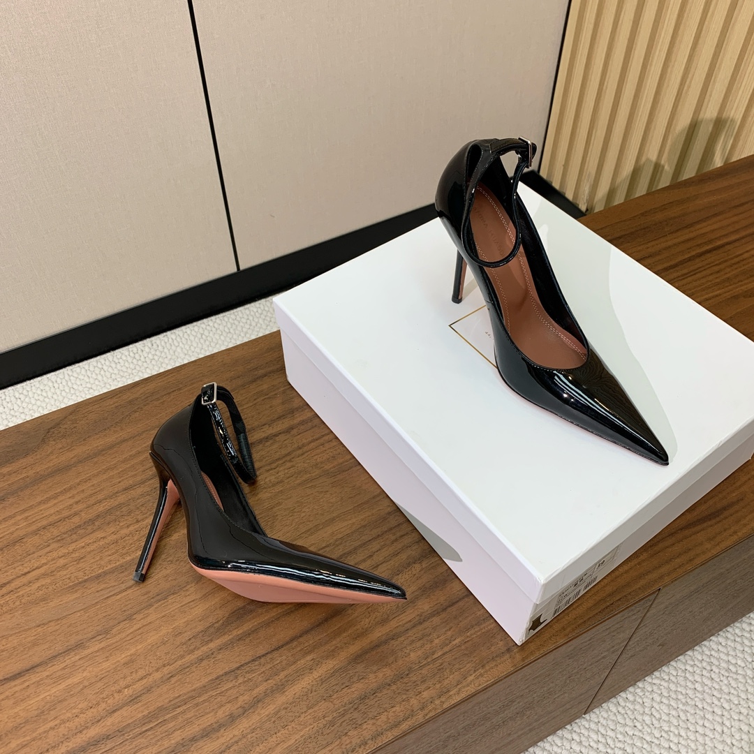【Amina Muaddi】尖头单鞋。简约气质款。鞋面漆皮。羊皮垫脚、注塑真皮大底。跟高10cm
码数：