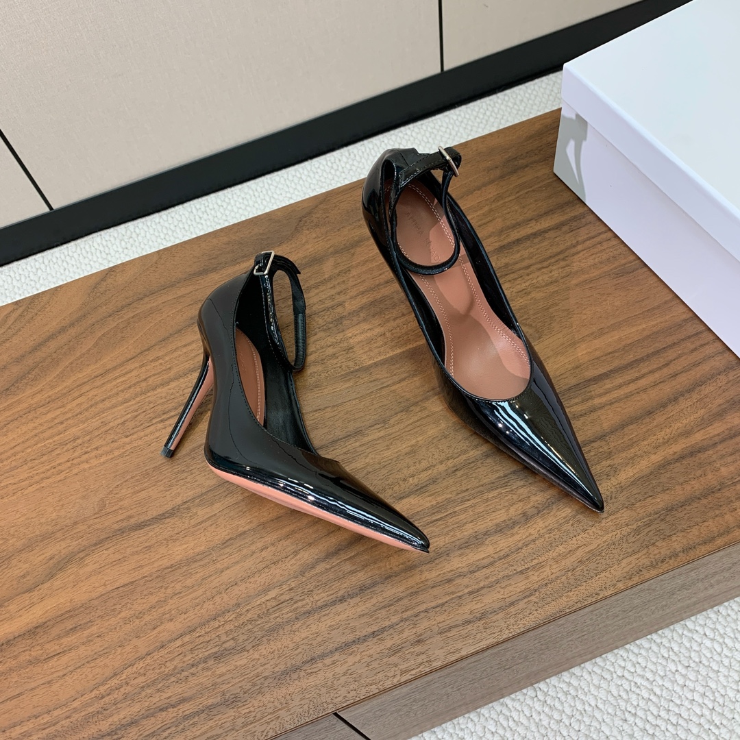 【Amina Muaddi】尖头单鞋。简约气质款。鞋面漆皮。羊皮垫脚、注塑真皮大底。跟高10cm
码数：