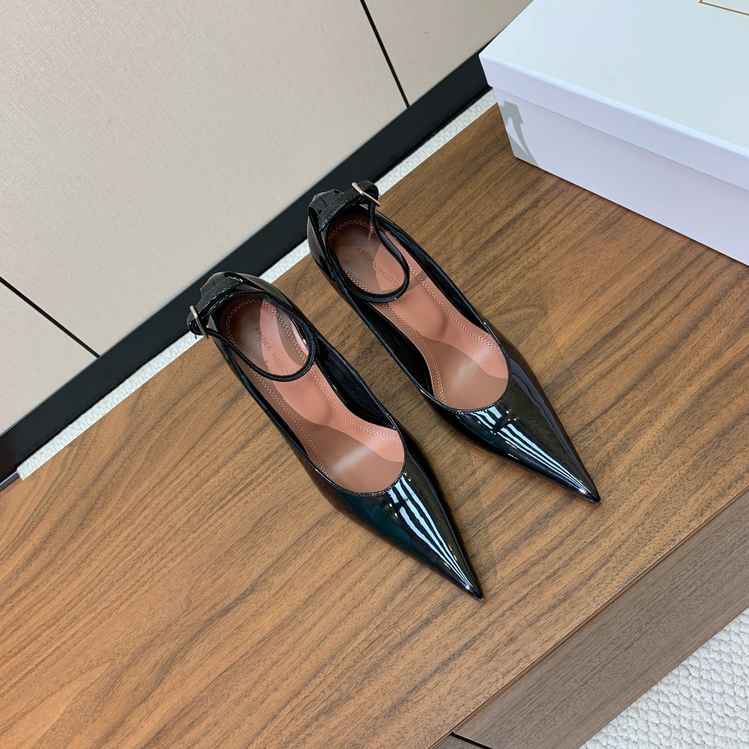 【Amina Muaddi】尖头单鞋。简约气质款。鞋面漆皮。羊皮垫脚、注塑真皮大底。跟高10cm
码数：