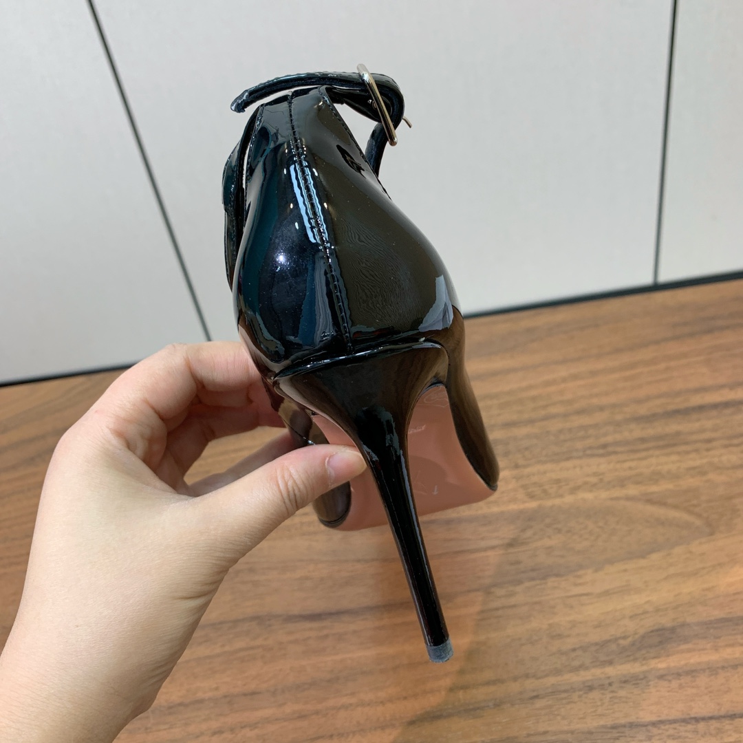 【Amina Muaddi】尖头单鞋。简约气质款。鞋面漆皮。羊皮垫脚、注塑真皮大底。跟高10cm
码数：