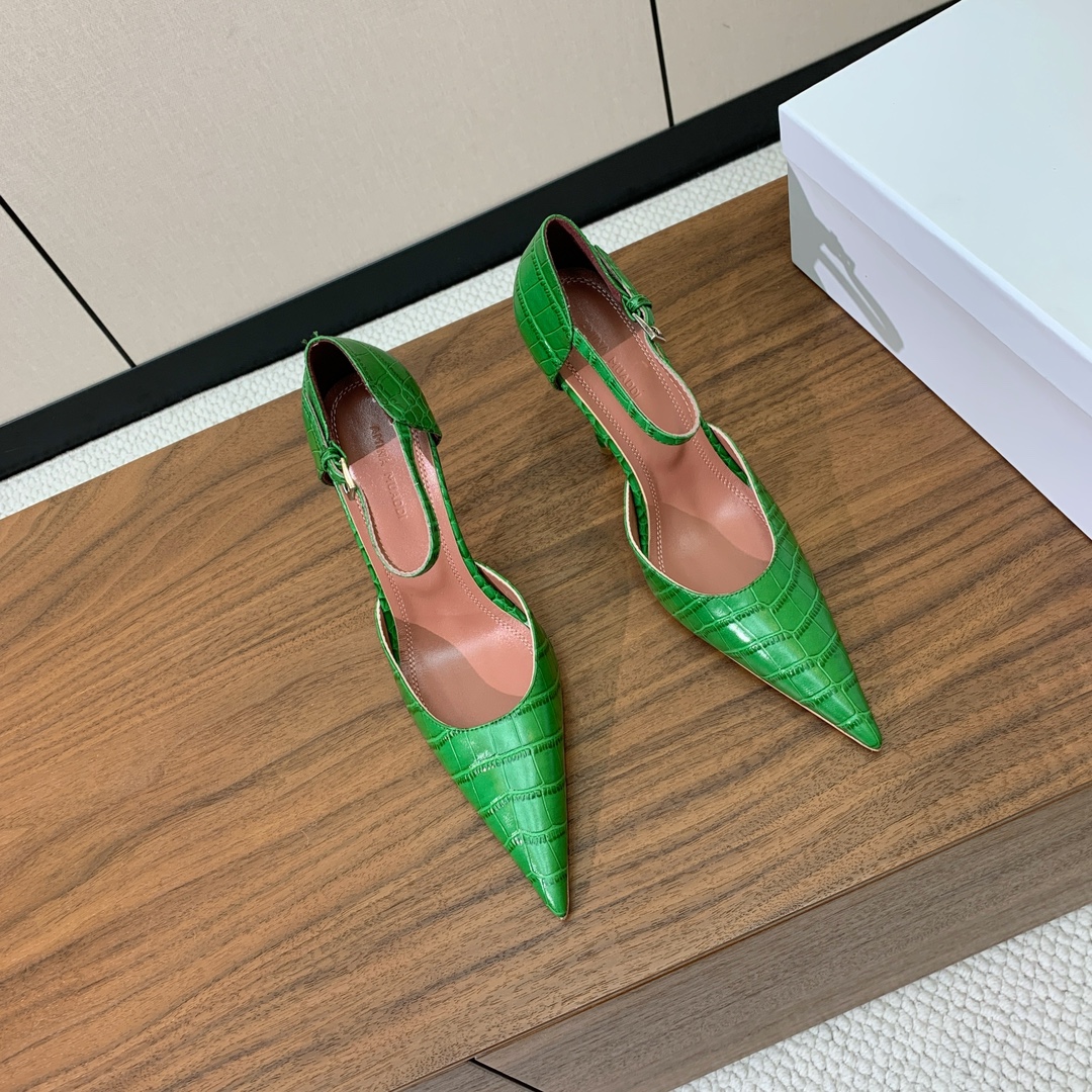 【Amina Muaddi】尖头中空单鞋。简约气质款。鞋面压纹牛皮。羊皮垫脚、注塑真皮大底。跟高10cm