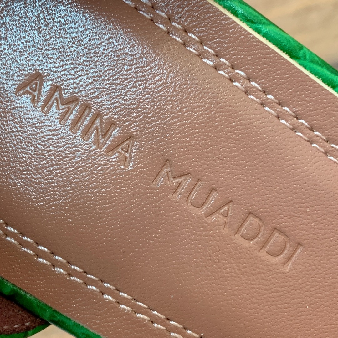 【Amina Muaddi】尖头中空单鞋。简约气质款。鞋面压纹牛皮。羊皮垫脚、注塑真皮大底。跟高10cm
