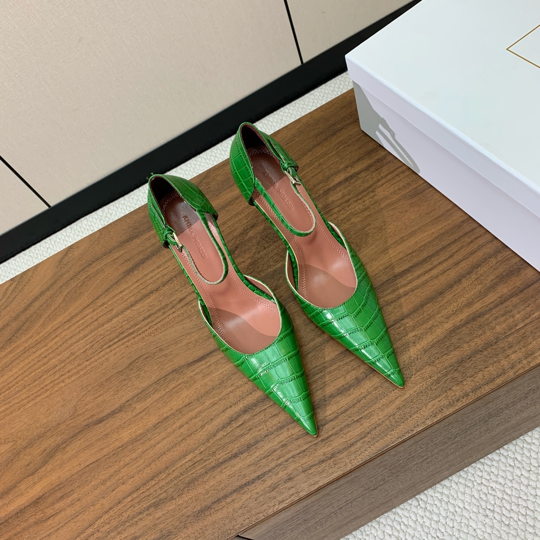 【Amina Muaddi】尖头中空单鞋。简约气质款。鞋面压纹牛皮。羊皮垫脚、注塑真皮大底。跟高10cm