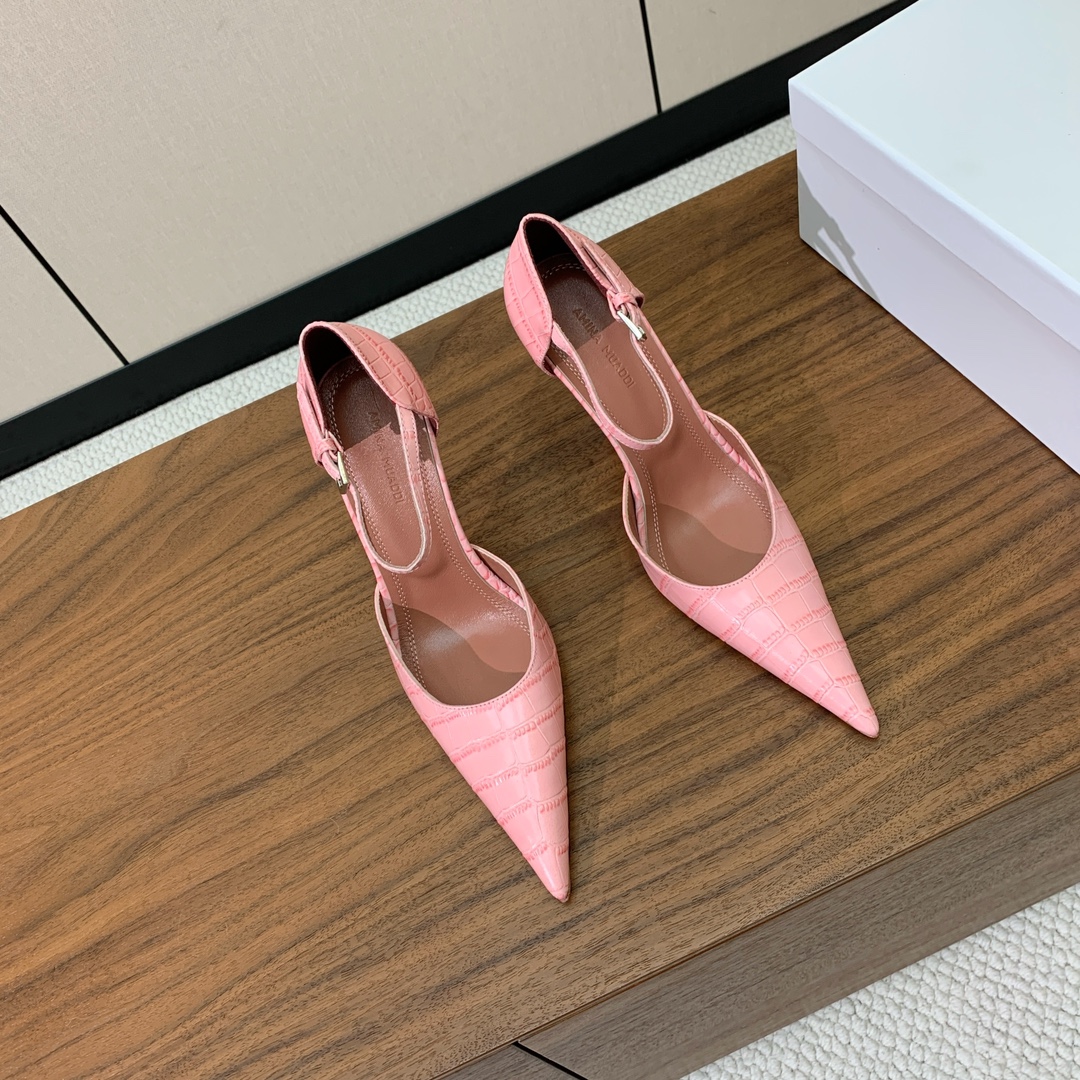 【Amina Muaddi】尖头中空单鞋。简约气质款。鞋面压纹牛皮。羊皮垫脚、注塑真皮大底。跟高10cm