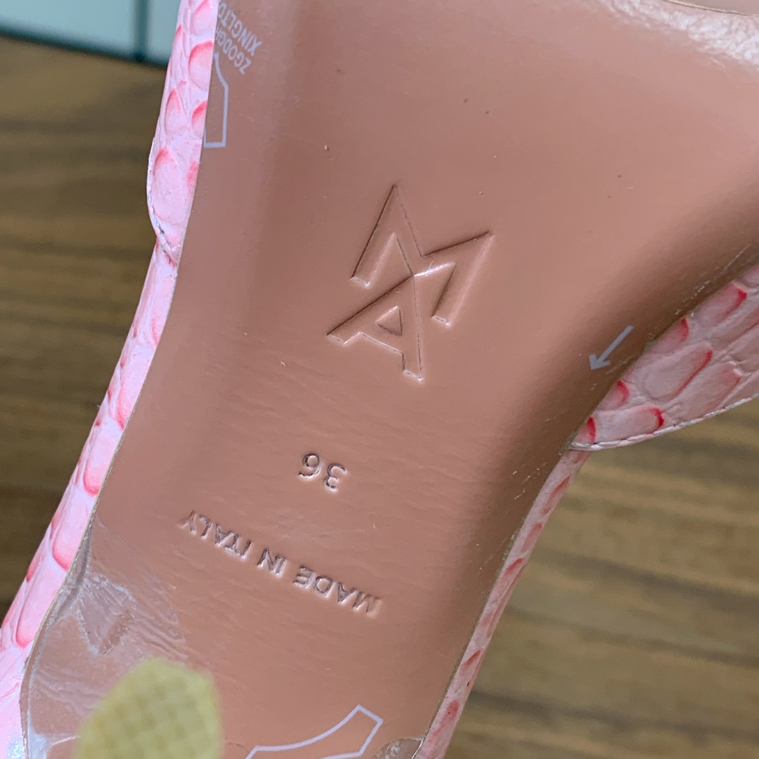 【Amina Muaddi】尖头中空单鞋。简约气质款。鞋面压纹牛皮。羊皮垫脚、注塑真皮大底。跟高10cm