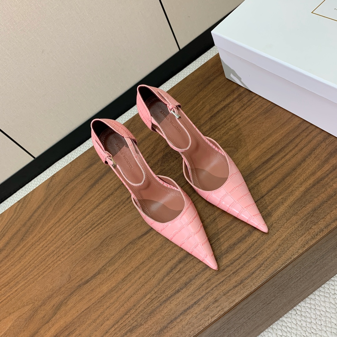 【Amina Muaddi】尖头中空单鞋。简约气质款。鞋面压纹牛皮。羊皮垫脚、注塑真皮大底。跟高10cm