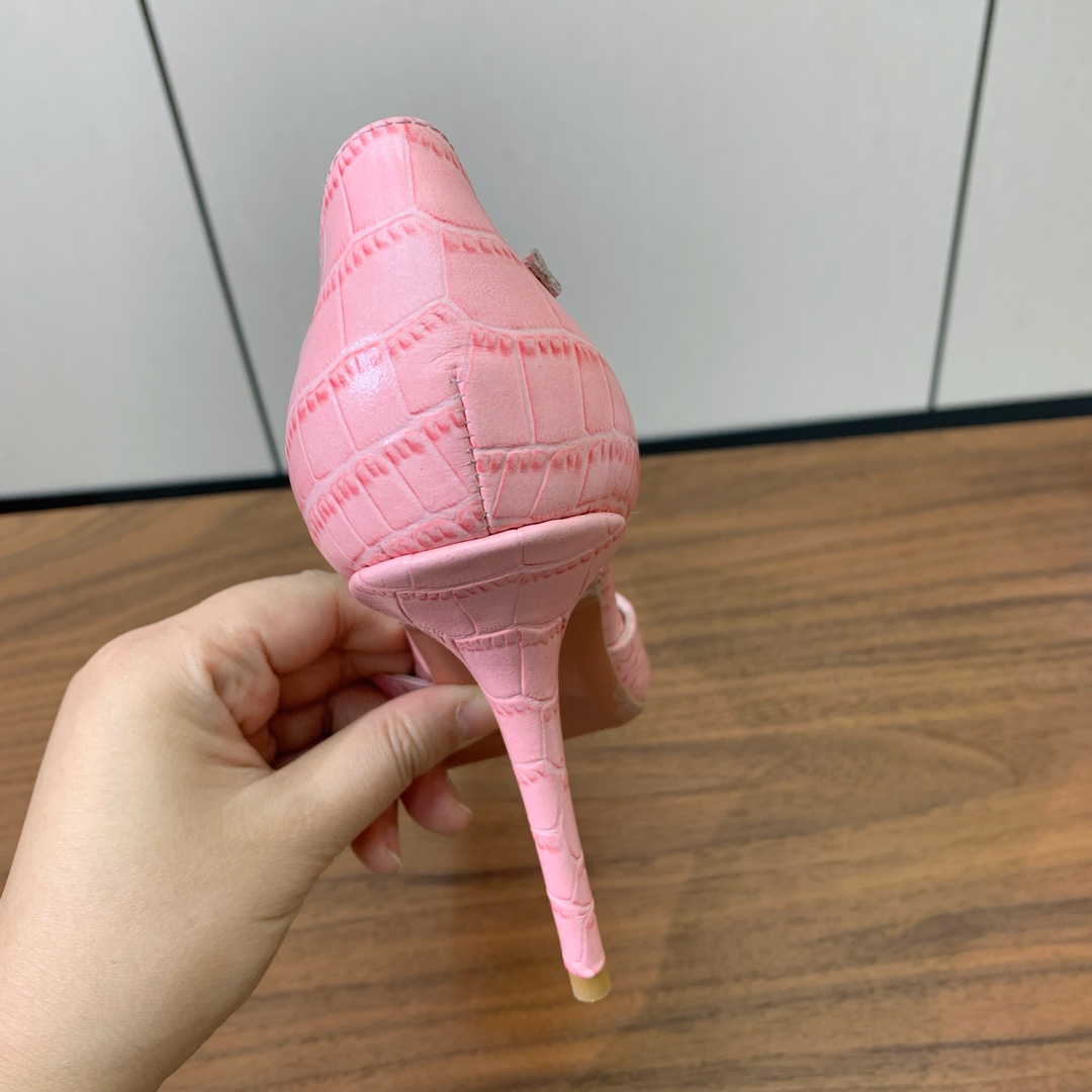 【Amina Muaddi】尖头中空单鞋。简约气质款。鞋面压纹牛皮。羊皮垫脚、注塑真皮大底。跟高10cm