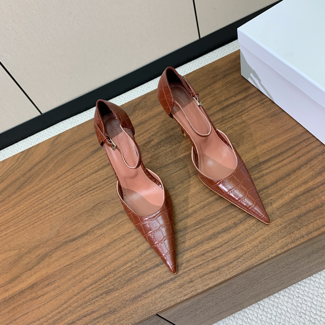 【Amina Muaddi】尖头中空单鞋。简约气质款。鞋面压纹牛皮。羊皮垫脚、注塑真皮大底。跟高10cm