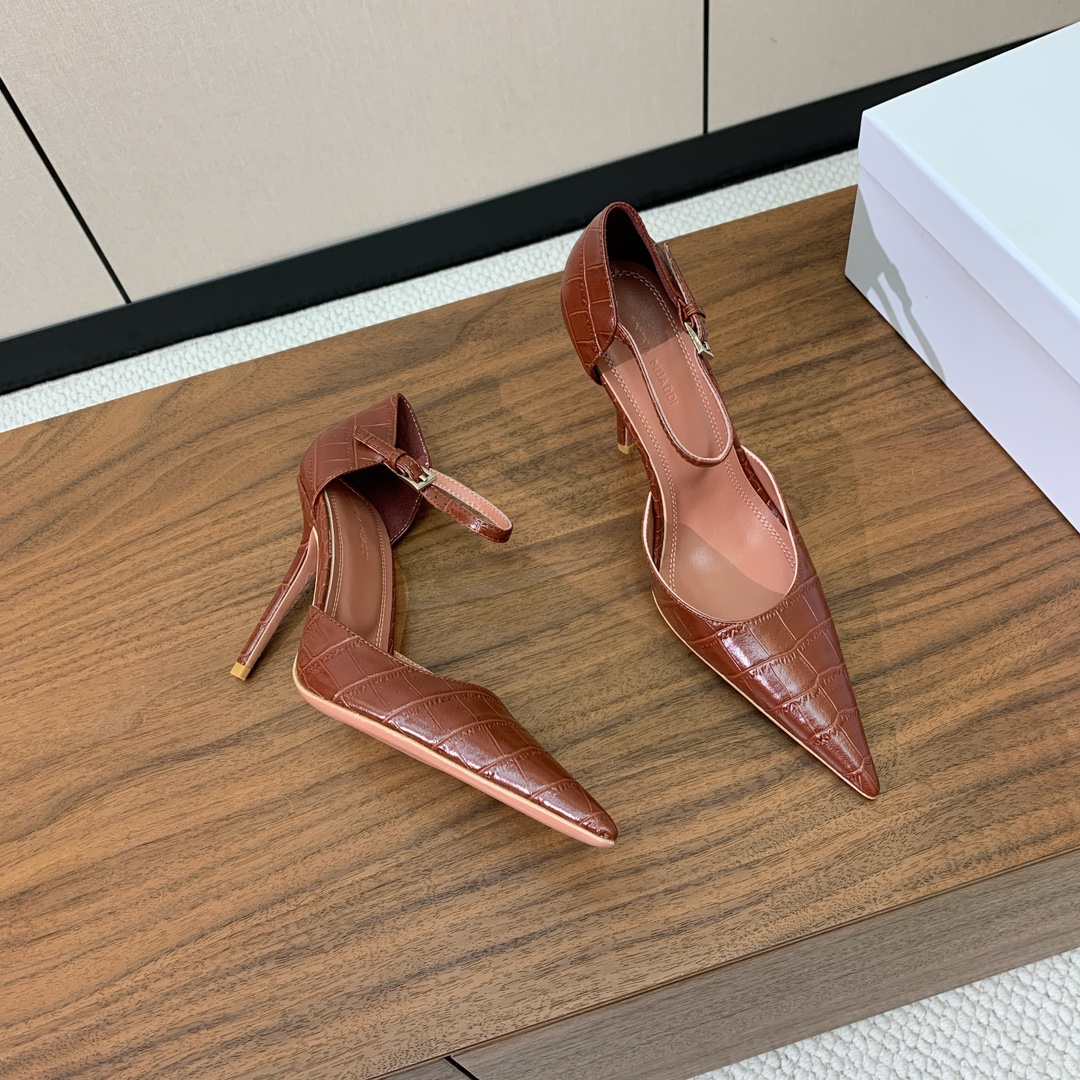 【Amina Muaddi】尖头中空单鞋。简约气质款。鞋面压纹牛皮。羊皮垫脚、注塑真皮大底。跟高10cm