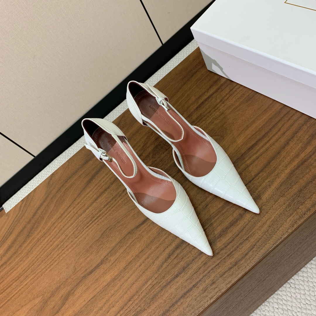 【Amina Muaddi】尖头中空单鞋。简约气质款。鞋面压纹牛皮。羊皮垫脚、注塑真皮大底。跟高10cm