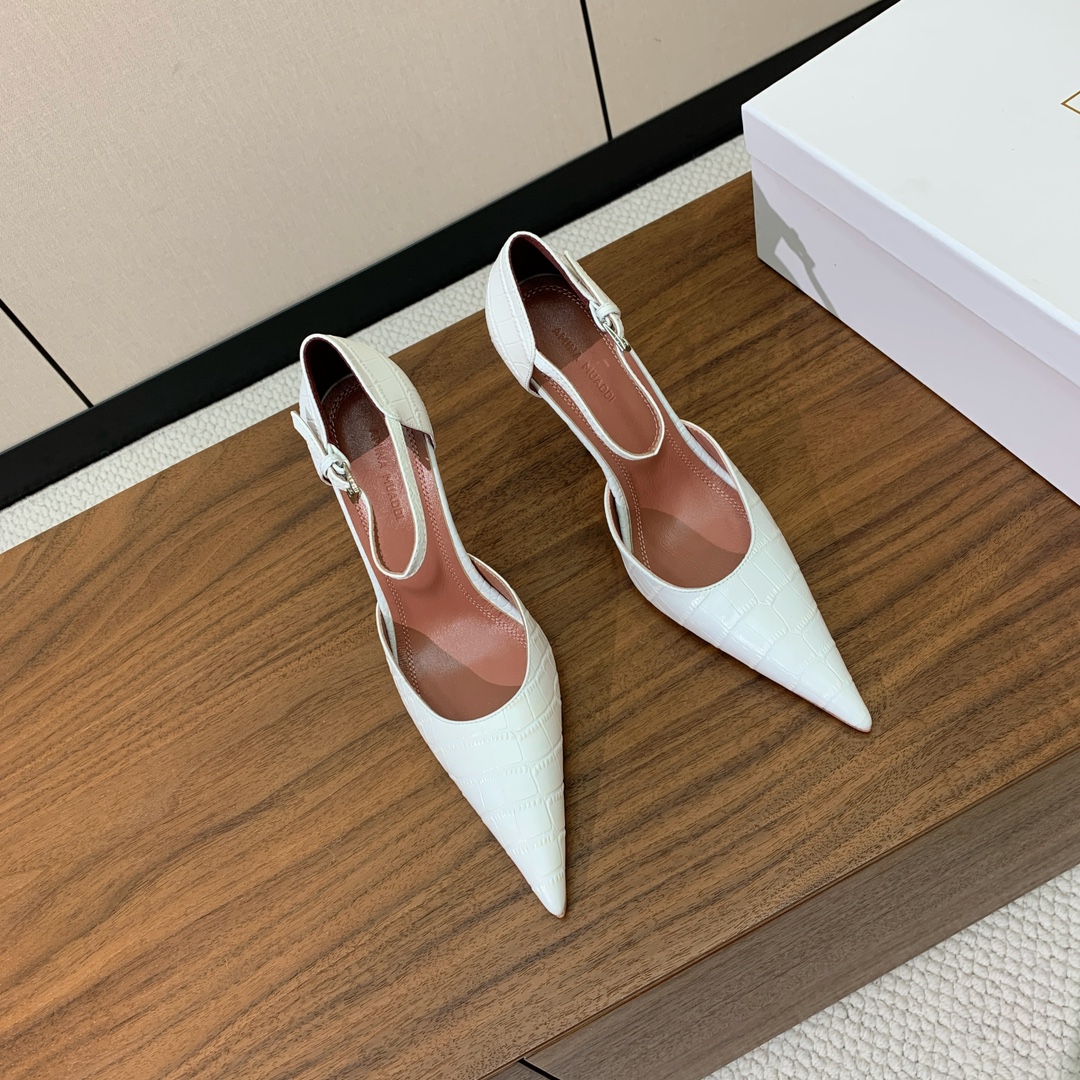 【Amina Muaddi】尖头中空单鞋。简约气质款。鞋面压纹牛皮。羊皮垫脚、注塑真皮大底。跟高10cm