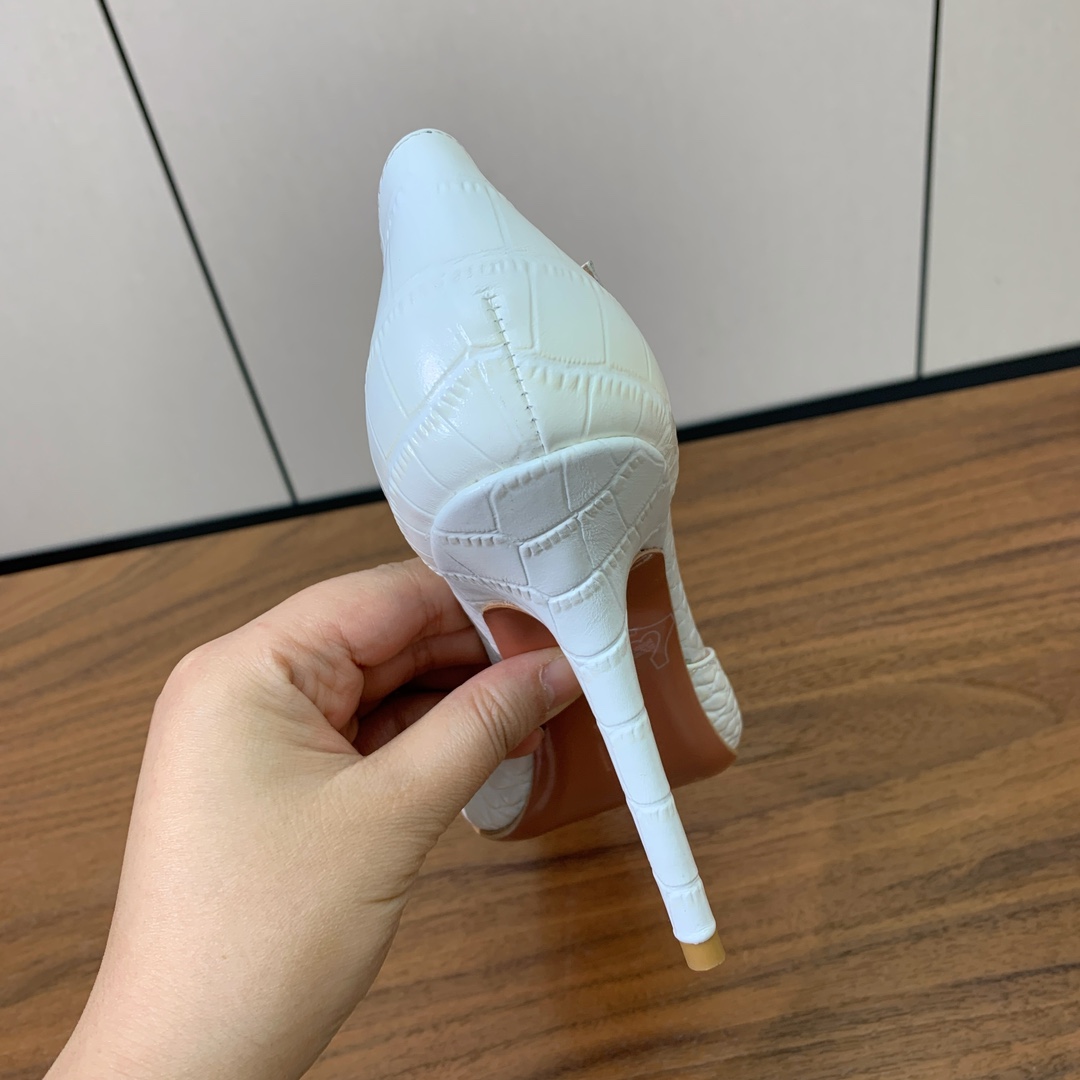 【Amina Muaddi】尖头中空单鞋。简约气质款。鞋面压纹牛皮。羊皮垫脚、注塑真皮大底。跟高10cm